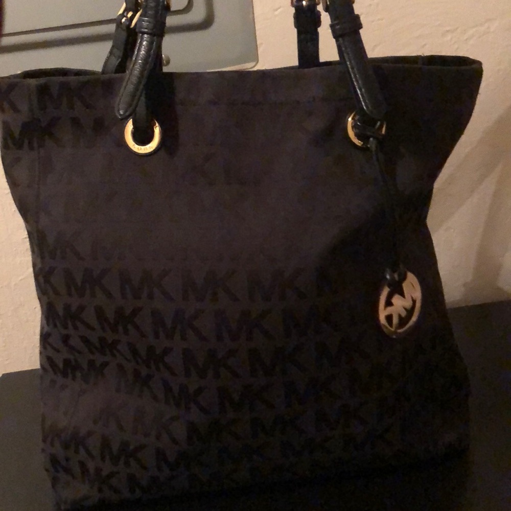 MONOGRAM MICHAEL KORS BLACK PURSE